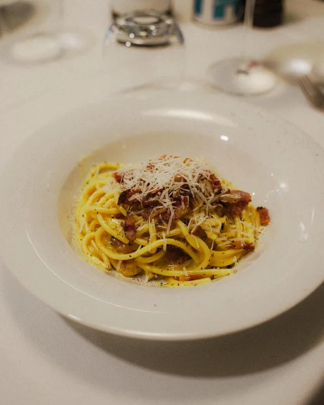 Spaghetti alla carbonara con guanciale croccante e pepe, impiattati a DA CICO