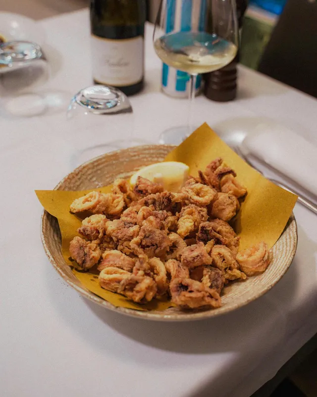 Fritto misto di pesce con spicchio di limone