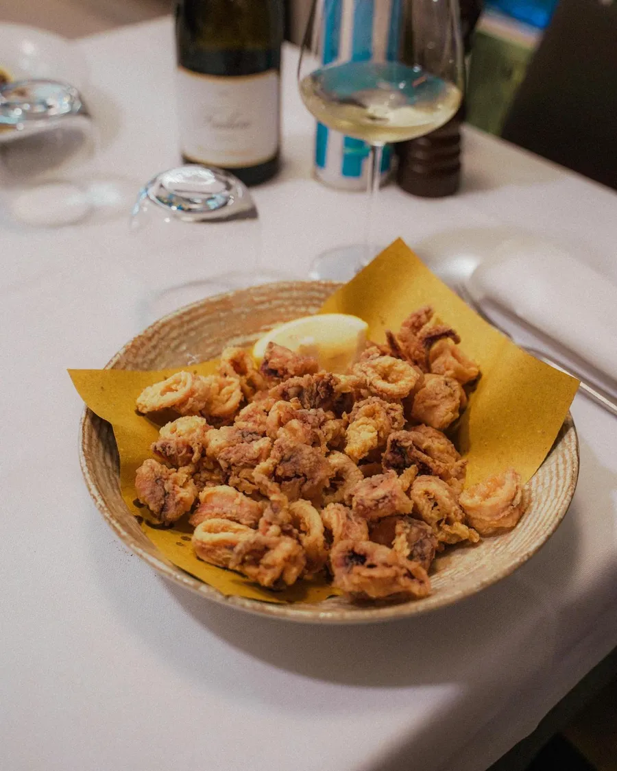 Fritto misto di pesce con spicchio di limone