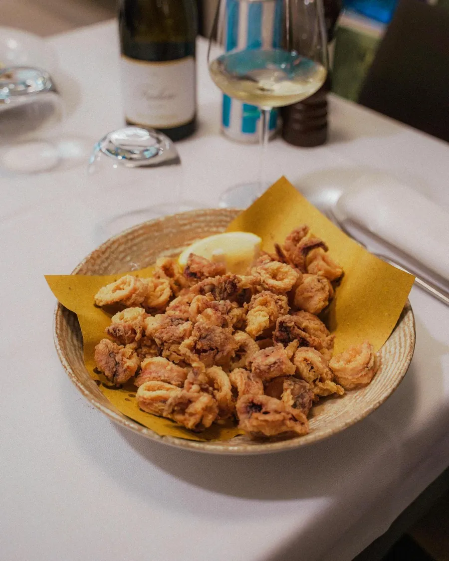 Frittura di pesce servita su carta paglia