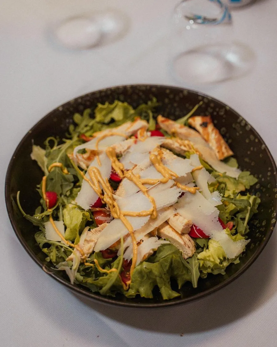 Chicken Salad con petto di pollo ai ferri, scaglie di parmigiano e senape